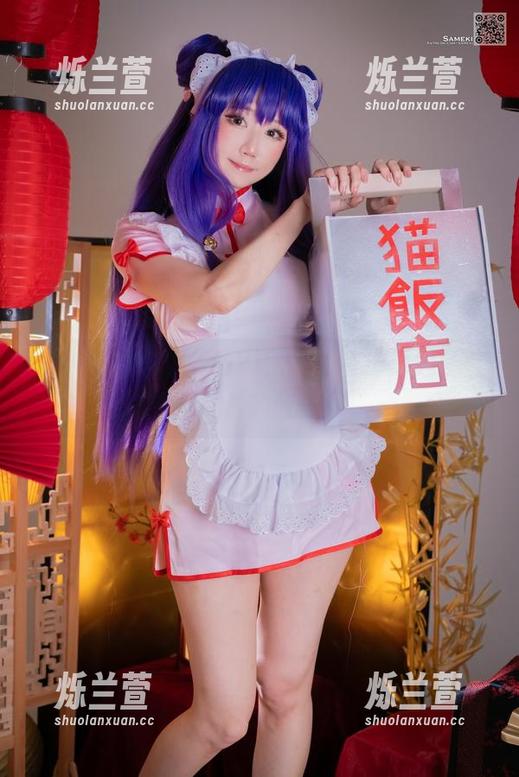 从容不迫的Sameki，秘书装扮撑起了整个照片的气场！