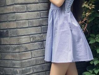 TouTiao头条女神 – 在图库翻到这张，申美嫣和她的肚兜，完美不费力的搭配呢！