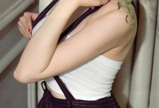 UGirls尤果网 – 何曼丽穿的这条白裙子，高清摄影是真牛，直接把我的焦点拉到了裙边！