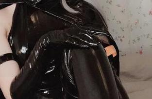 在一千只猫薄禾的福利写真里，死库水偏偏还能引发无尽的想象。