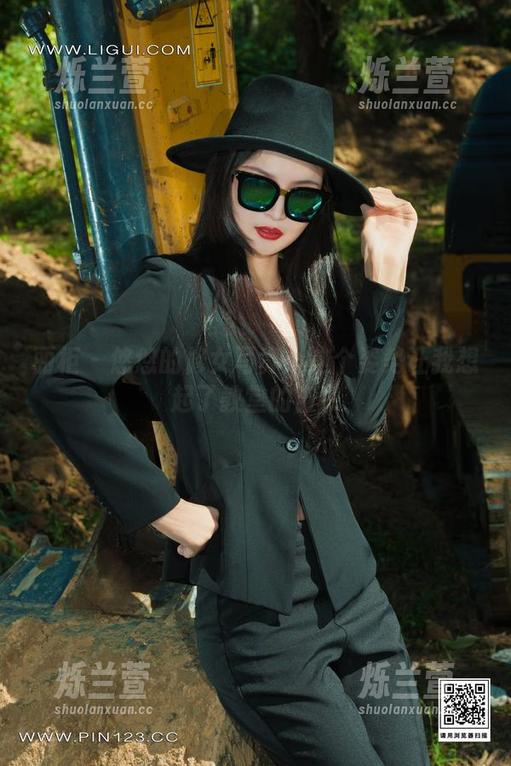 丽柜 - 悠悠的修女写真：这个姿势让我想起了教堂的窗帘