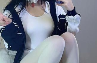 看！九言从不咕咕定制的修女写真，满满的好奇和小调皮。