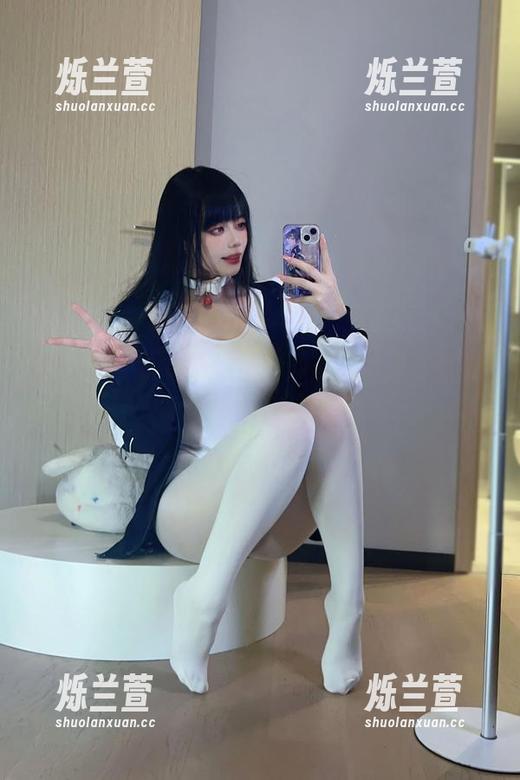 看！九言从不咕咕定制的修女写真，满满的好奇和小调皮。