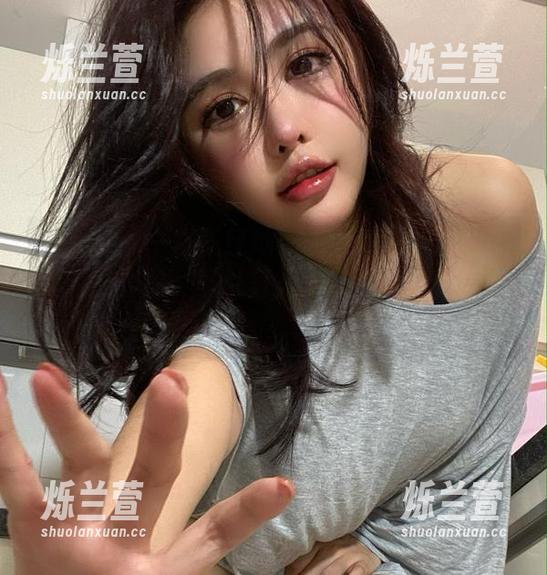 微密圈 - 一本正经地：于芷晴和她的金灿灿内衣作品，可以算是对抗重力的证据吧？