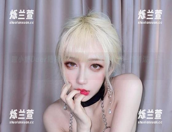 啾小妍Deer短裙的作品，怎么看都透着一股活泼，生动得让我分神。
