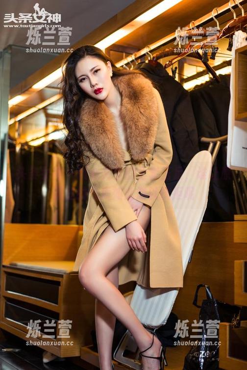 头条女神-文雪 头条女神 - 倾心文雪的全套玉足,谁让原图里的气质如此难以抗拒呢