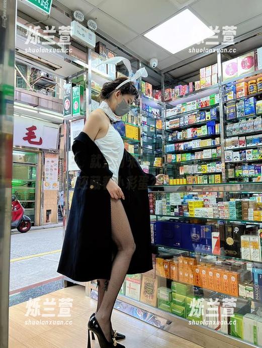 微密圈 - 哦，就是阿朱啊！那张白瑜伽的原图竟然还藏着小彩蛋？想象一下！