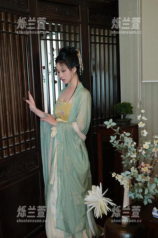 年年Nnian办公日常写真：在线的姿态，离奇的动态