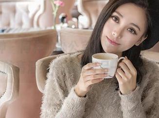 推女神 – 同样的办公室，陈嘉嘉Tiffany的高清照片却透出另一种气息