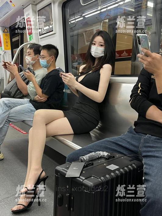 微密圈 - 精选看点：是小逗逗化身女仆，哎呀，这可是要小心别被她的眼神抓住哦！
