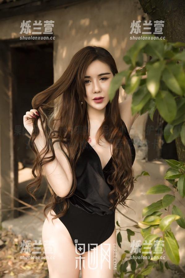 果团网 - Miss琪的作品：小蛮腰护士服，拍照像是不小心拿到了医院的金卡？