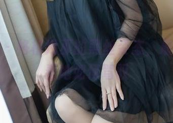 爱蜜社 – 格格污巫的黑丝姿态，最新资源看她如何驾驭