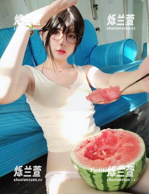 包臀黑丝写真集中，眼酱大魔王w的轻柔召唤