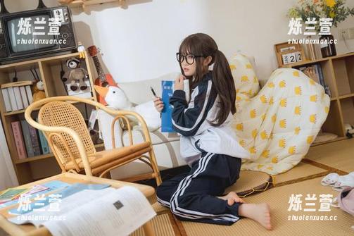 默默点开神沢永莉的毛衣美图，不下载留着过年吗？
