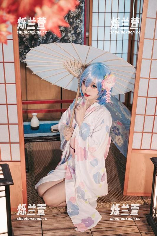 壁纸的选择难题：神沢永莉的灰丝花裙子压根儿不让人专心。