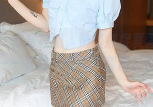 秀人网 – 借着校服，悄悄捕捉夏雪爱的姿态——看这一组写真套图就够了