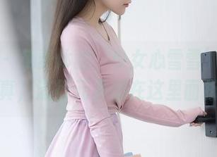 秀人网 – 免费体验‘少女心雪雪’的连衣裙写真，流行元素都在这里面折腾！