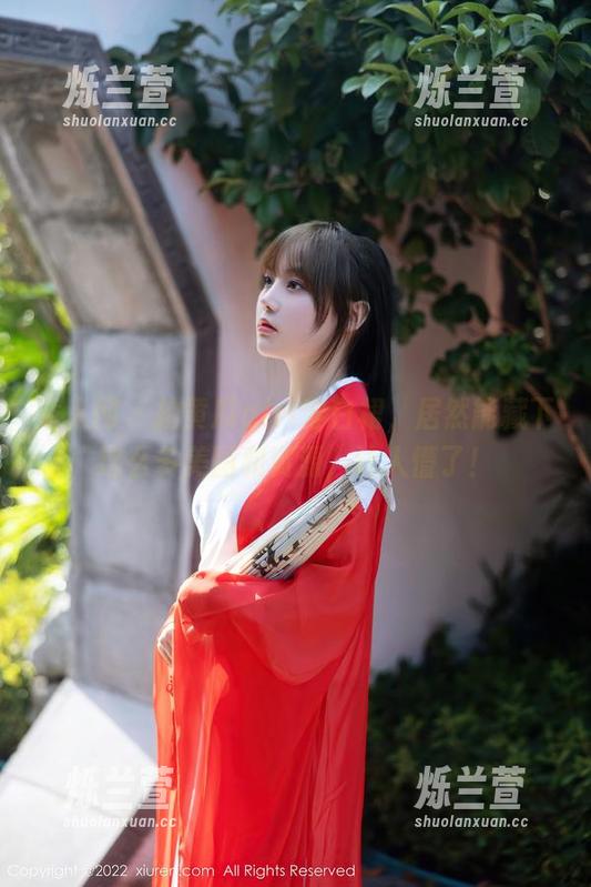 秀人网 - 拍黄瓜girl穿白裙，居然能藏下这么多美图和资源，让人懵了！
