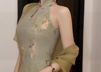 秀人网 – “棉袜的诱惑：看陈思琪Art如何玩转秀色与袜子！”——信息量大，留白也不少。