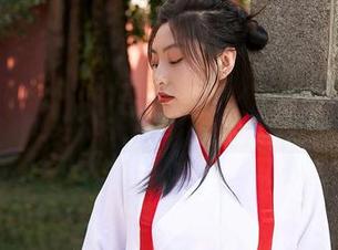 蜜桃社 – 课堂外的吴凯莉Kelly：校服写真里的条条大路