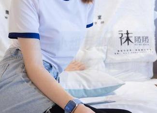 袜啵啵 – 竟然是小甜豆和她的aj1板鞋，花痴的我怎么能不下载呢？