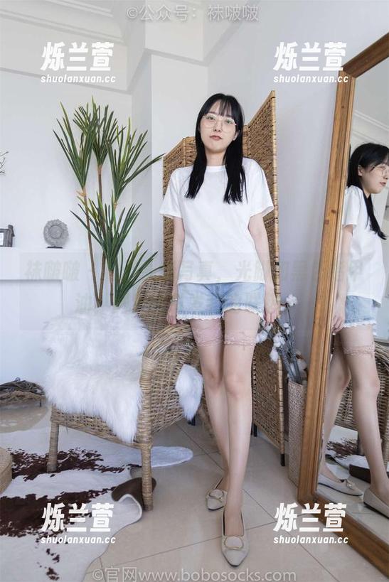 袜啵啵 - 稚予最新写真，光脚和黑色指甲油，居然能引发我的联想……