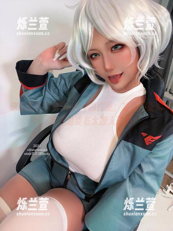 这就是贝贝琪Becky的作品：塞西莉亚肉肉，肉肉的姿态太撩人了吧！