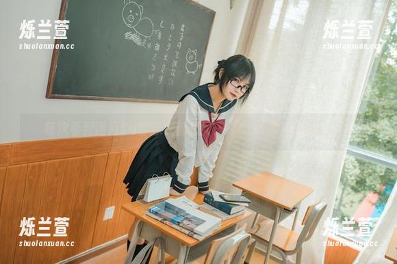 每次看到逐月Su穿泳衣都想问：“COS哪儿出错了？”