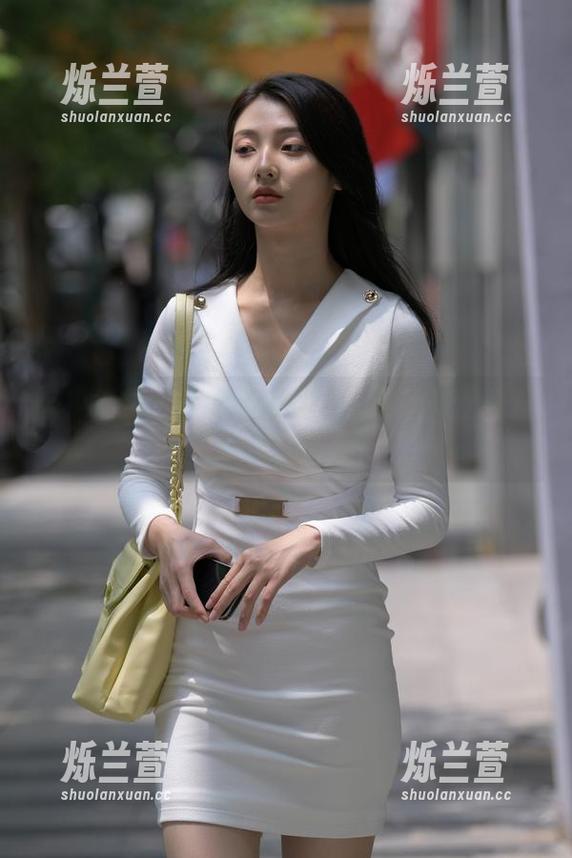 魔镜街拍 - 网盘里的婷婷：黑丝与工作日常的完美碰撞！