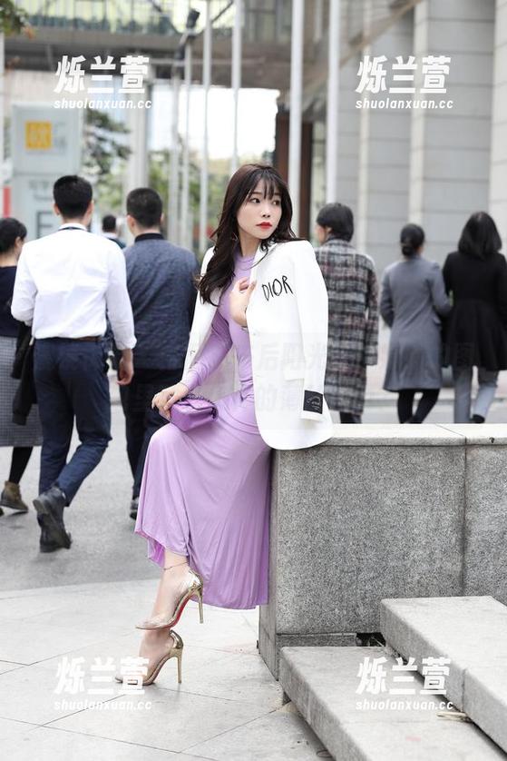魔镜街拍 - 徘徊在午后阳光下，婷婷的图包里藏着怎样的薄丝魅力？