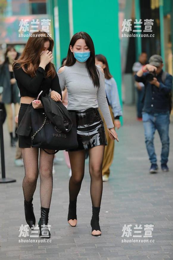 魔镜街拍——精选街拍紧身裤女神，谁说只会低头看手机？