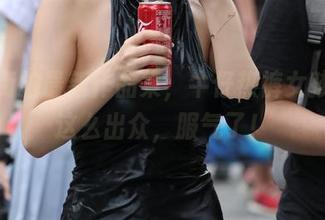 魔镜街拍最新作品集，牛仔热裤女孩就是这么出众，服气了！