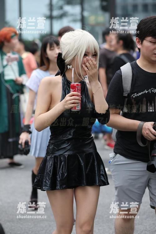 魔镜街拍最新作品集，牛仔热裤女孩就是这么出众，服气了！