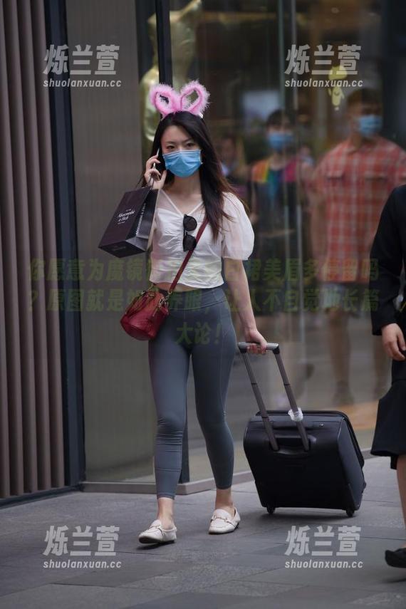 你愿意为魔镜街拍里的白裙美眉多停留吗？原图就是如此养眼，让人不自觉地长篇大论！
